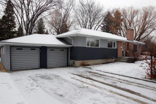 261 Churchill Drive. RESALE HOMES.   December 19, 2011 BORIS MINKEVICH / WINNIPEG FREE PRESS