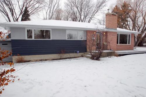 261 Churchill Drive. RESALE HOMES.   December 19, 2011 BORIS MINKEVICH / WINNIPEG FREE PRESS