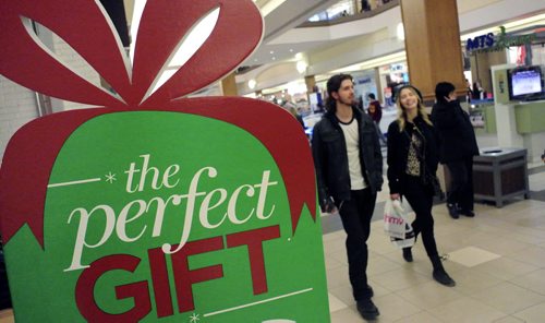 Polo Park Shopping Centre was packed with shoppers Wednesday night with only a few days left of gift buying before Christmas Day. 111221 - Wednesday, December 21, 2011 -  (MIKE DEAL / WINNIPEG FREE PRESS)