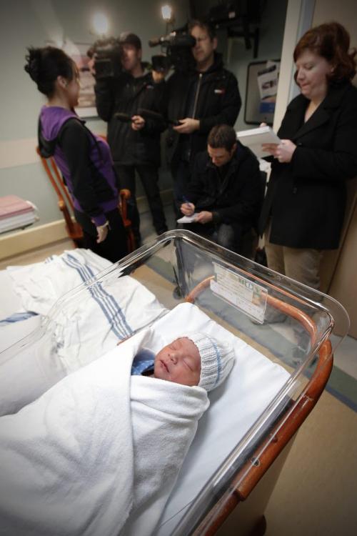 January 1, 2012 - 120101  - Anne Rose Aulatjut holds her baby Noah Nicholas Nehemiah at the Women's Hospital at HSC Sunday, January 1, 2012. Baby Noah is Winnipeg's New Year Baby. John Woods / Winnipeg Free Press