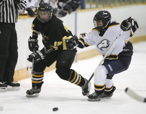 John Woods / Winnipeg Free Press / January 13/07 - 070113  - Bison's Katherine O'Rourke (15) makes a pass against the UBC Thunderbirds Alisha Choy (15) at the Max bell Arena January 13/07.