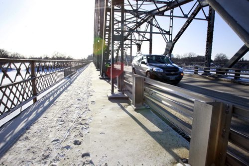 Bridge Safety. The Louise Bridge over the Red River .  (WAYNE GLOWACKI/WINNIPEG FREE PRESS) Winnipeg Free Press Jan. 19 2012