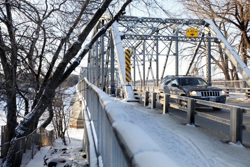 Vehicles make their way east bound over the Redwood Bridge Thursday afternoon. See Bridge Pics Jan 19, 2012 (Ruth Bonneville /  Winnipeg Free Press)
