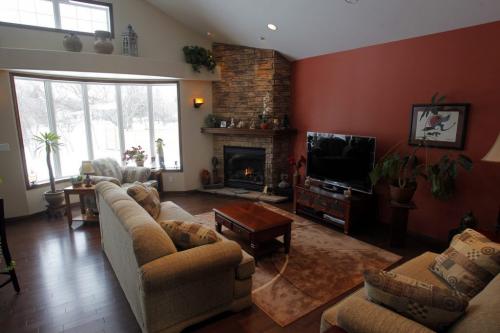 House for resale - 88 Settlers Road. Living room. January 30, 2012 BORIS MINKEVICH / WINNIPEG FREE PRESS