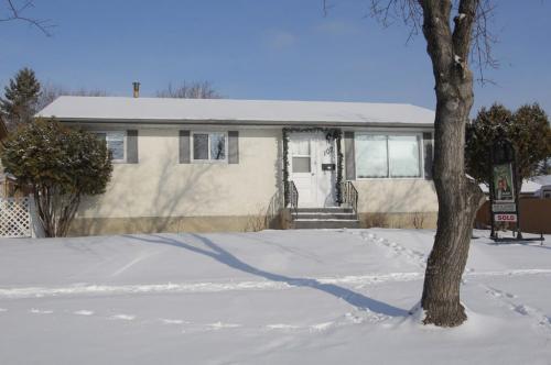 SOLD HOMES - 107 Dowling Ave. E. January 31, 2012 BORIS MINKEVICH / WINNIPEG FREE PRESS