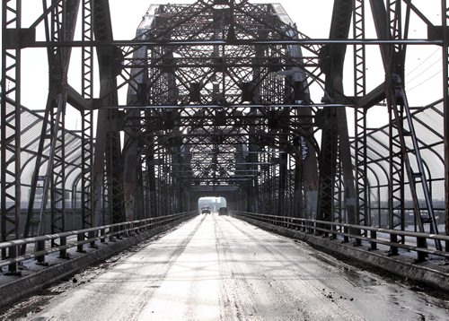 View of  Arlington Street Bridge facing south. Feb 01 , 2012 (Ruth Bonneville / Photographer) Winnipeg Free Press