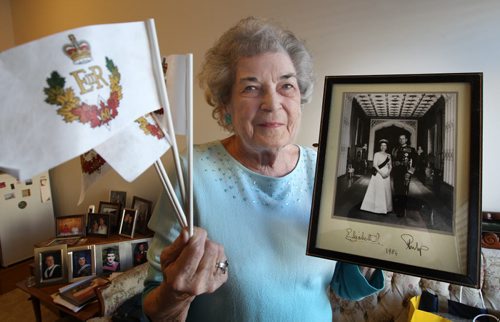 Kathleen Brown- retired 1971 protocol officer for the province of Manitoba at her home at the Sturgeon Creek Retirement Residence- She holds photograph autographed that was given to her by the Queen after her visit to Winnipeg in 1984- See Carol Sanders story- February 05, 2012   (JOE BRYKSA / WINNIPEG FREE PRESS)
