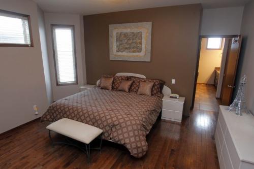 HOMES - 1307 Charleswood Road. The master bedroom. REPORTER: Todd Lewys  February 6, 2012 BORIS MINKEVICH / WINNIPEG FREE PRESS