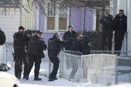 Winnipeg Police Tactical Response Unit enters a house on Pritchard Avenue near Alrington Street, Saturday, February 18, 2012. (TREVOR HAGAN/WINNIPEG FREE PRESS)