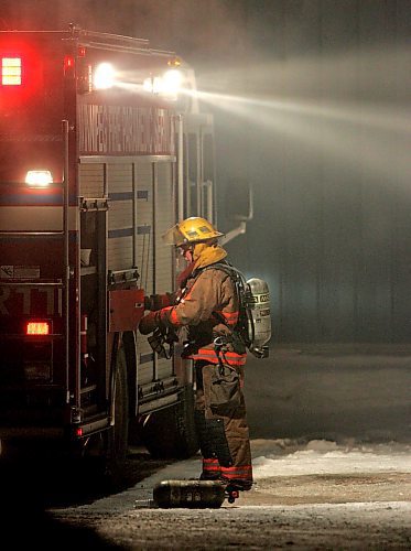 BORIS MINKEVICH / WINNIPEG FREE PRESS  070124 Fire at a cardboard plant on Lowson Cres.