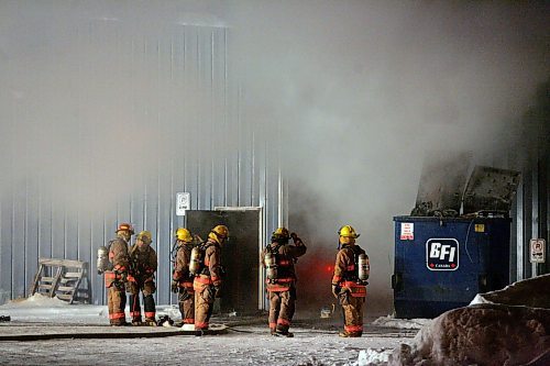 BORIS MINKEVICH / WINNIPEG FREE PRESS  070124 Fire at a cardboard plant on Lowson Cres.