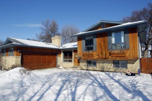 99 Waterhouse Bay in River Park West/Charleswood. House for sale. February 27, 2012  BORIS MINKEVICH / WINNIPEG FREE PRESS