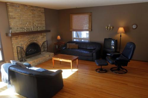 99 Waterhouse Bay in River Park West/Charleswood. Living room upper area. House for sale. February 27, 2012  BORIS MINKEVICH / WINNIPEG FREE PRESS