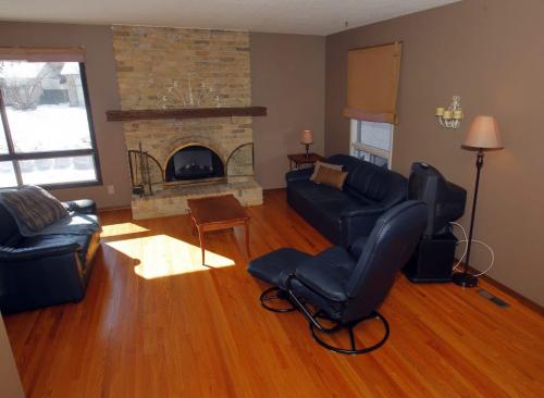 99 Waterhouse Bay in River Park West/Charleswood. Upper living room. House for sale. February 27, 2012  BORIS MINKEVICH / WINNIPEG FREE PRESS