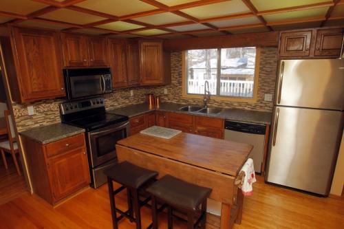 99 Waterhouse Bay in River Park West/Charleswood. Kitchen. House for sale. February 27, 2012  BORIS MINKEVICH / WINNIPEG FREE PRESS