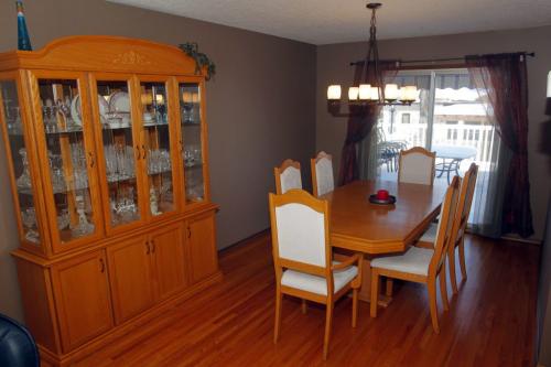 99 Waterhouse Bay in River Park West/Charleswood.  Dining room. House for sale. February 27, 2012  BORIS MINKEVICH / WINNIPEG FREE PRESS