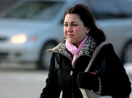 BORIS MINKEVICH / WINNIPEG FREE PRESS  070131 Cold people in downtown Winnipeg by the Bay. Liana Jones crosses the road.