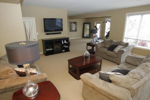 RESALE HOME - 79 Westwater Drive in Royalwood . March 27, 2012  BORIS MINKEVICH / WINNIPEG FREE PRESS