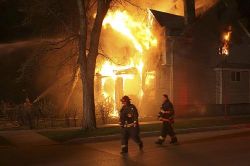 Shannon VanRaes photo - fire scene at 600 McMillin Avenue early Tuesday morning, April 24, 2012 Winnipeg Free Press