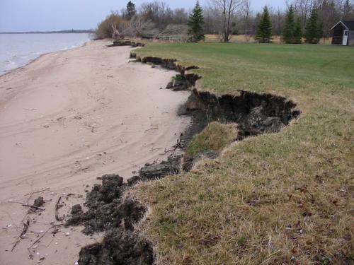 Shoreline erosion at Hnausa Provincial Park on Lake Winnipeg.  May 2012 Bill Redekop / Winnipeg Free Press