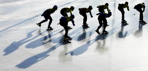 John Woods / Winnipeg Free Press / February 11/07- 070211  - Skaters prepare to take the turn in the the 3000m at the Canadian Long Track Championships at the Susan Auch Oval in Winnipeg Sunday Feb 11/07.    Re: Besson story