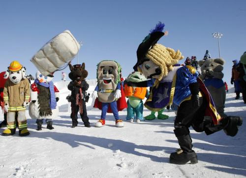 John Woods / Winnipeg Free Press / February 11/07- 070211  - Marvie the mascot throws a bale during a bale throwing contest at the Festival du Voyageur Sunday Feb 11/07.    Re: Giroday story