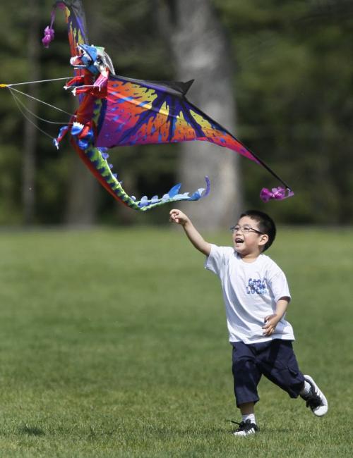 May 13, 2012 - 120513  -  Four year old Lucas chases his kite's tails which is being flown by his father Rey Liberato at Kildonan Park Sunday May 13, 2012.    John Woods / Winnipeg Free Press