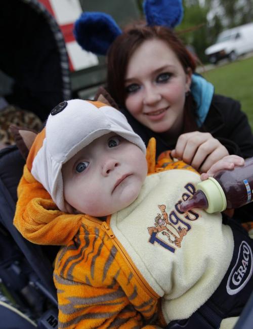 May 27, 2012 - 120527  - Talon Villeneuve-Dyer is photographed with mom Rebecca at the 26th annual Teddy Bear's Picnic at Assiniboine Park Sunday May 27, 2012 .  John Woods / Winnipeg Free Press