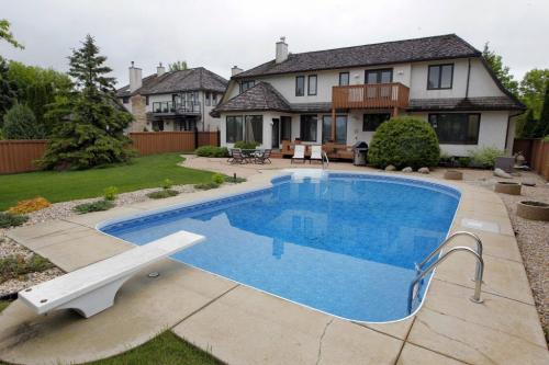 RESALE HOME - 51 Shorecrest Drive. May 28,  2012  BORIS MINKEVICH / WINNIPEG FREE PRESS