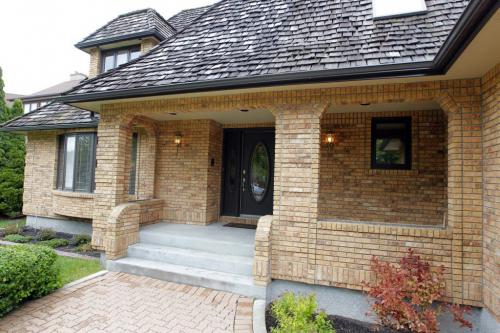 RESALE HOME - 51 Shorecrest Drive. May 28,  2012  BORIS MINKEVICH / WINNIPEG FREE PRESS