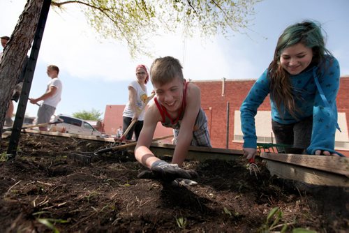 Liam and Shelby dig into the dirt in the schools garden beds to them ready for spring planting   See Doug Speirs story Windsor School 2017 project. May 28  2012 (Ruth Bonneville/Winnipeg Free Press)