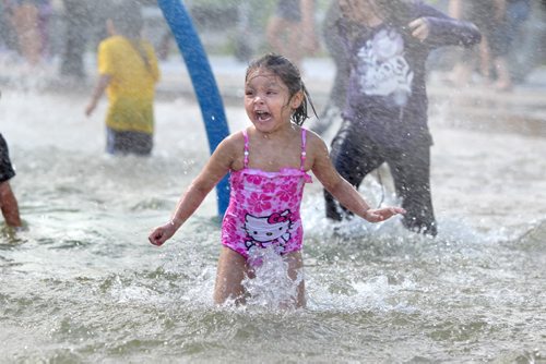 Five year old Kierra Raven enjoys a cool refreshing swim and splash in the new spray pad that opened called the  Eldon Ross Wading Pool (Pacific Dee Park) Thursday afternoon. Standup photo. June 14  2012 (Ruth Bonneville/Winnipeg Free Press)