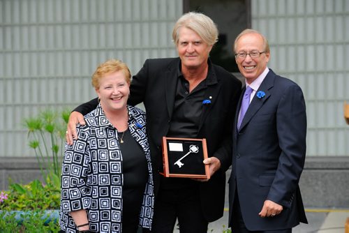 Tom Cochrane accepted a key to the city of Winnipeg today from Mayor Sam Katz, and ALS Society of Manitoba Executive Director Diana Rasmussen on June 18th, 2012. (Photo by Cole Breiland / Winnipeg Free Press) Winnipeg Free Press