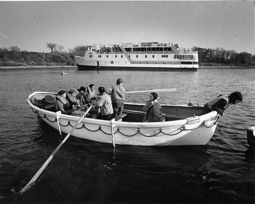 Winnipeg Free Press Archives MS Lord Selkirk II October 13, 1988 Crew members of the MS Lord Selkirk II are rowed ashore in lifeboats after the cruise ship ran aground in the shallow, muddy Red River just north of Lockport after failing to negotiate a turn while making its annual return to Selkirk for winter storage.