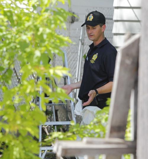 A rotting body was found at 797 Simcoe. Poice and ident unit on scene. June 22, 2012  BORIS MINKEVICH / WINNIPEG FREE PRESS