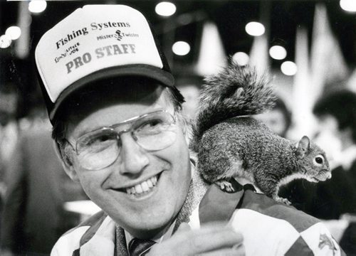 Mayor Bill Norrie gets acquainted with Twiggy the waterskiing squirrel during the Winnipeg International Boat Show.  1982. (GERRY CAIRNS / WINNIPEG FREE PRESS) archives