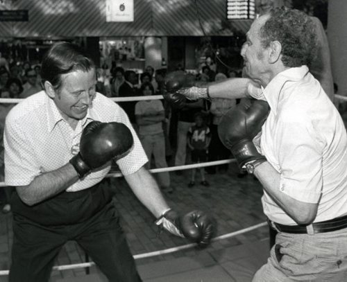 Bill Norrie settles a friendly dispute with Councillor Joe Zuken. 1979. (DAVE JOHNSON / WINNIPEG FREE PRESS) archives