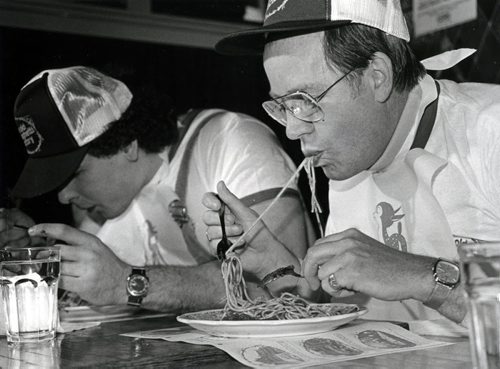 Mayor Bill Norrie during the "Celebrity Slurp" at Old Spaghetti Factory. 1981 (WAYNE GLOWACKI / WINNIPEG FREE PRESS) archives