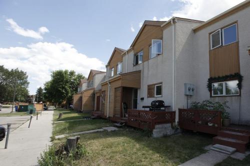 July 8, 2012 - 120708  -   The 100 block of Old Commonwealth Path on which an attempted home invasion occurred on Saturday, July 7, 2012.    John Woods / Winnipeg Free Press
