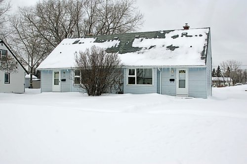 BORIS MINKEVICH / WINNIPEG FREE PRESS  070226 A vacant old military housing on Grenadier Dr..