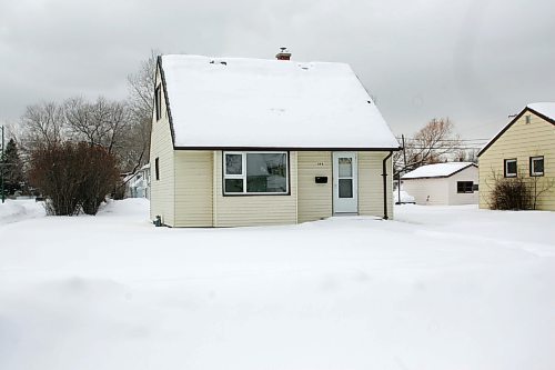 BORIS MINKEVICH / WINNIPEG FREE PRESS  070226 A vacant home on Doncaster. Old military housing.