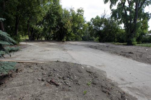South side of Assiniboine Avenue between the Midtown Bridge and Bonnycastle Park. A shot of the former city-owned lot where ¤Crystal Developers plans to build 18 townhouses and a 25-storey apartment tower. August 7, 2012  BORIS MINKEVICH / WINNIPEG FREE PRESS
