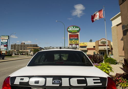 120816 Winnipeg - Police had the Perkins restaurant on Ness Ave taped off due to a suspicious package left outside of the restaurant door Thursday morning. DAVID LIPNOWSKI / WINNIPEG FREE PRESS