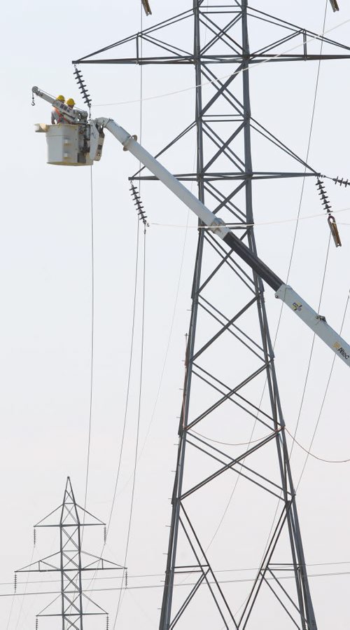 Brandon Sun Hydro workers to install transmission lines on the new towers running along Richmond Avenue East near the Maple Leaf Plant on Wednesday afternoon. (Bruce Bumstead/Brandon Sun)