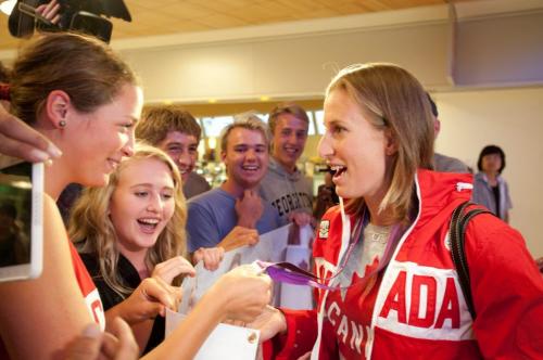 201208229 Winnipeg -  Olympic rowing silver medalist Janine Hanson shows off her a gathering of fans that awaited her arrival by plane in Winnipeg.  August 29 2012 (COLE BREILAND / WINNIPEG FREE PRESS)