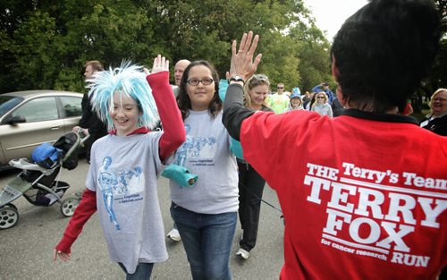 Participants take part in the 32nd Annual Terry Fox Run at Assiniboine Park Sunday morning. 120916 - Sunday, September 16, 2012 -  (MIKE DEAL / WINNIPEG FREE PRESS)