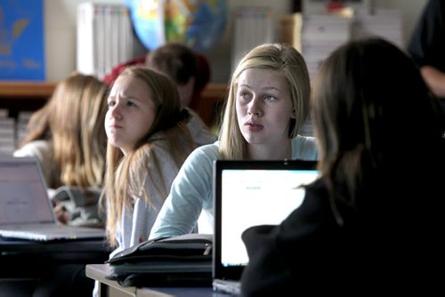 Grade ten geography students at Dakota Collegiate listen to a lecture from their teacher as they follow along on their laptops which is compulsory for them to have  as part of their school supplies.  See Nick Martin story. Sept 19,  2012 (Ruth Bonneville/Winnipeg Free Press)