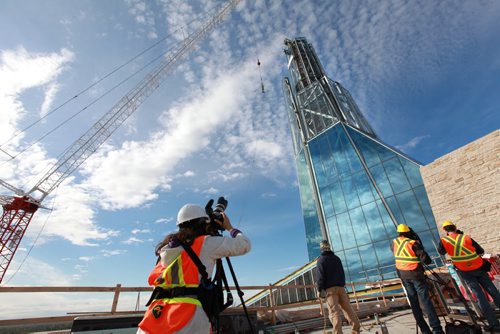 Building crews working on the Canadian Museum of Human Righs hoist the final piece of glass up to the chimney area of the Tower of Hope  which is 328 feet high on Wednesday morning. Sept 20,  2012 (Ruth Bonneville/Winnipeg Free Press) CMHR