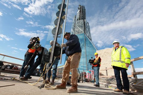 Building crews working on the Canadian Museum of Human Righs hoist the final piece of glass up to the chimney area of the Tower of Hope  which is 328 feet high on Wednesday morning. Sept 20,  2012 (Ruth Bonneville/Winnipeg Free Press) CMHR