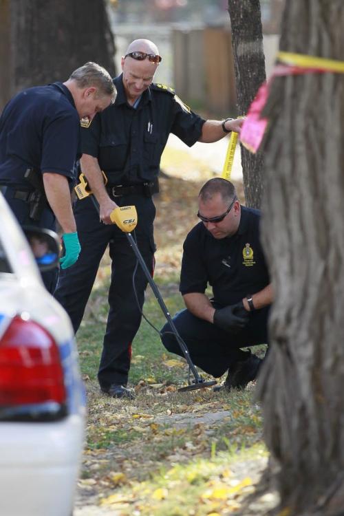 September 30, 2012 - 120930  -  Police investigate the latest Winnipeg homicide scene at 684 Maryland Sunday September 30, 2012.  John Woods / Winnipeg Free Press